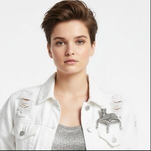 Vintage Avon Silver Tone Regal Cat Brooch Green Crystal Eyes